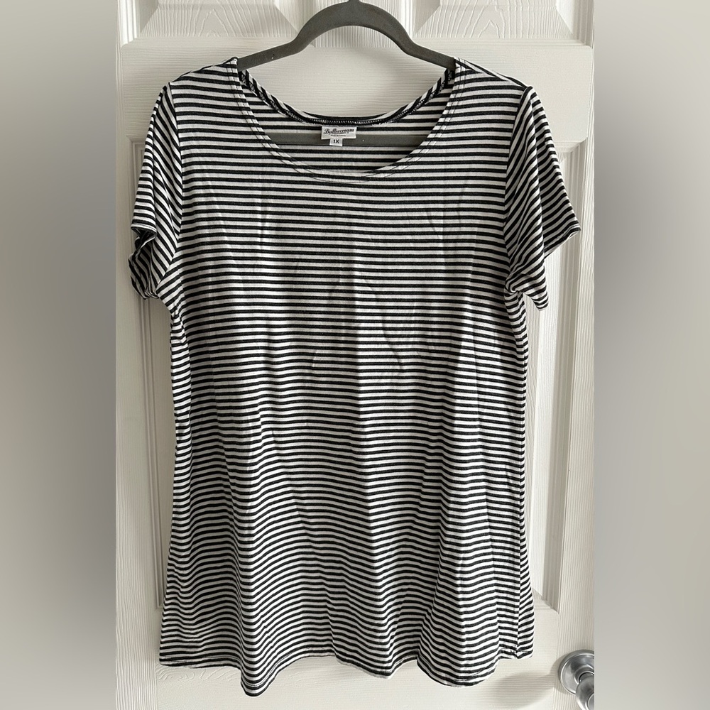 Buttercream Clothing tunic tee in white & charcoal grey, size 1X